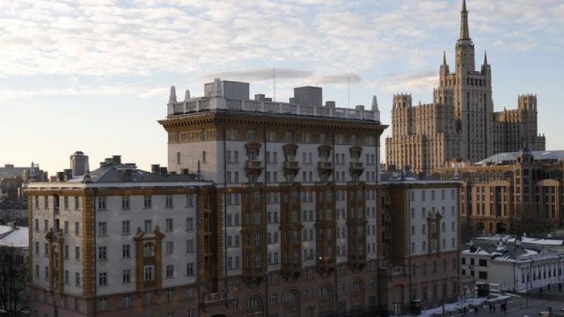 اعتبر السفير الأميركي لدى موسكو أن إغلاق سفارات البلدين سيكون خطأ فادحًا - رويترز