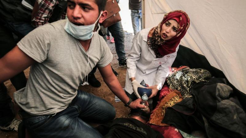 قدّمت رزان النجار الرعاية الفورية اللازمة للمصابين خلال مسيرات العودة - غيتي
