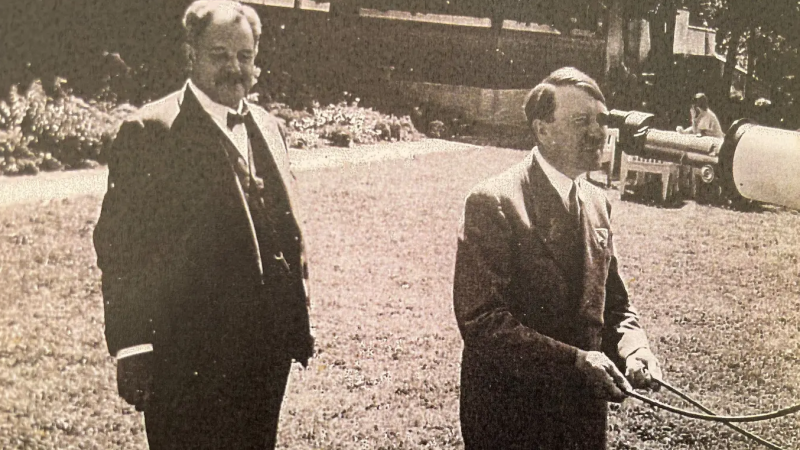 كارل أوتو فون آيكن إلى جانب أدولف هتلر عام 1935 في أوبيرسالزبرغ – صحيفة سويسرية 
