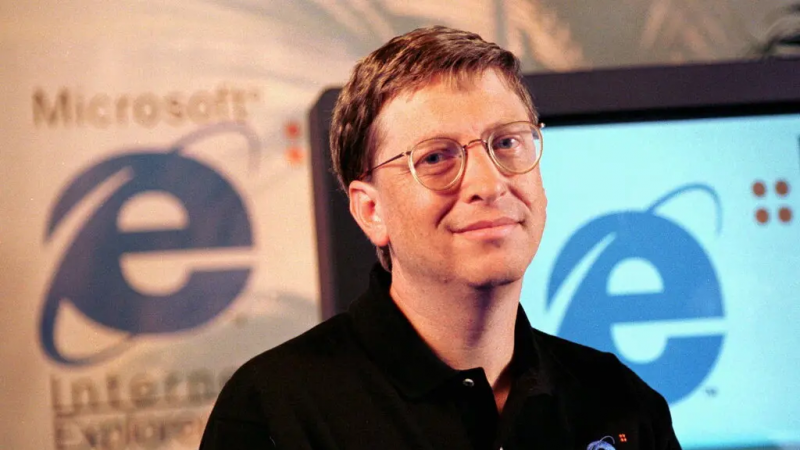 بيل غيتس يقدم أحدث إصدار من متصفح "إنترنت إكسبلورر" في سان فرانسيسكو عام 1997 – نيويورك تايمز  