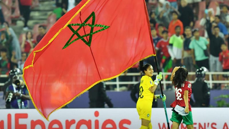 حارسة المغرب خديجة رميشي تحمل علم بلادها خلال الاحتفال بالتأهل - فيسبوك