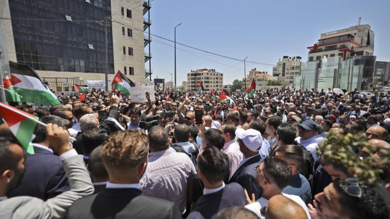 تظاهر محامون فلسطينيون أمام مكتب رئيس الوزراء في رام الله رفضًا للقوانين الصادرة بقرار رئاسي- تويتر/ بي أل بلاس