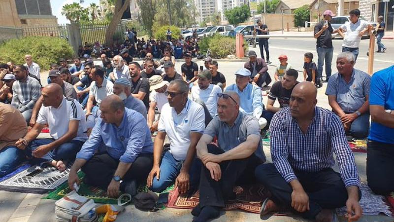 أقام مواطنون عرب صلاة الجمعة في ساحة مسجد بئر السبع لإعلان رفض الأعمال الاستفزازية وانتهاك قدسية المكان - تويتر