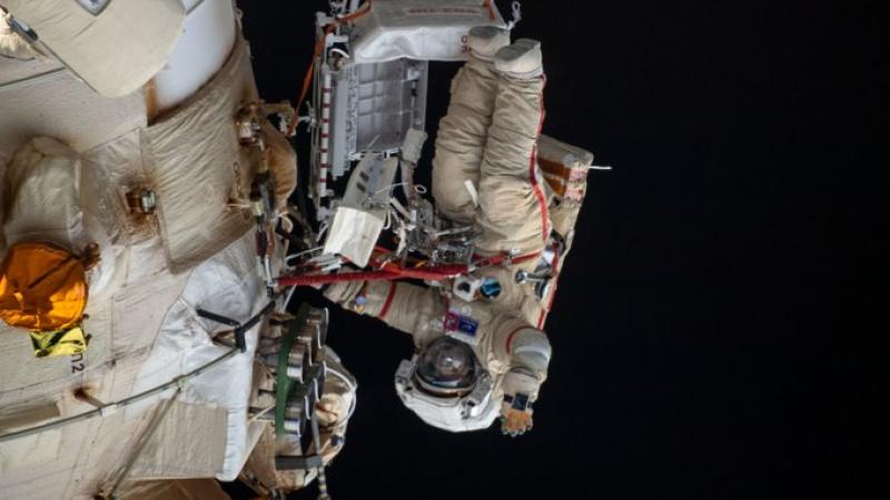 الإيطالية سامانثا كريستوفوريتي مع الروسي أوليج أرتيمييف  أثناء السير في الفضاء – تويتر ناسا