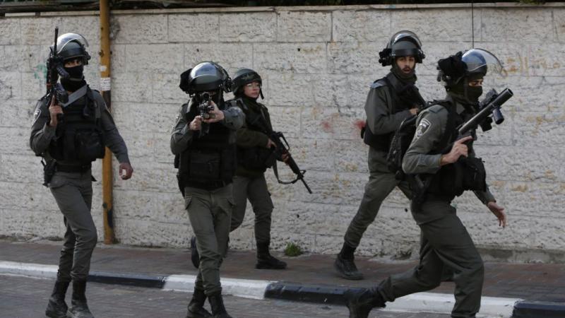 أفاد الشرطة الإسرائيلية أنه تم إلقاء القبض على بعض المشتبه بهم في منازلهم والبعض الآخر أثناء سفرهم 