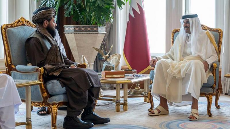 جانب من لقاء أمير دولة قطر الشيخ تميم بن حمد آل ثاني مع وزير الدفاع في حكومة تصريف الأعمال الأفغانية - قنا