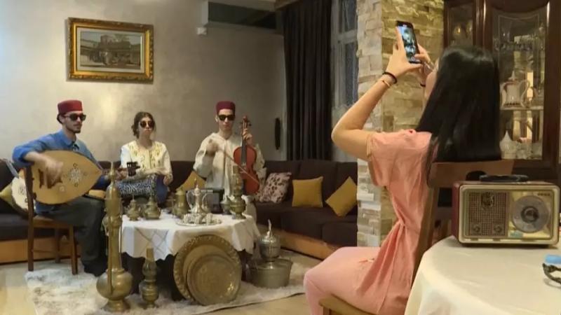أقرباء تجمعهم صلة الدم وعشقهم للموسيقى التراثية الجزائرية – مواقع التواصل 