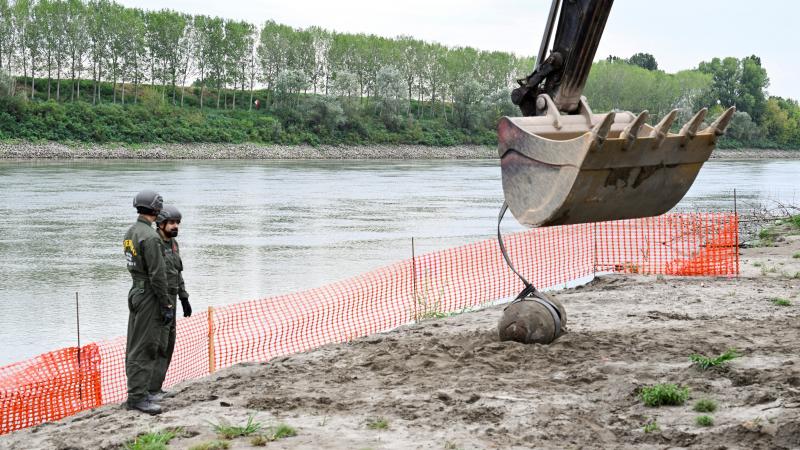 عثر صيادون على القنبلة على ضفة نهر "بو" الإيطالي بسبب نقص في مستويات المياه تسبب فيه الجفاف- رويترز