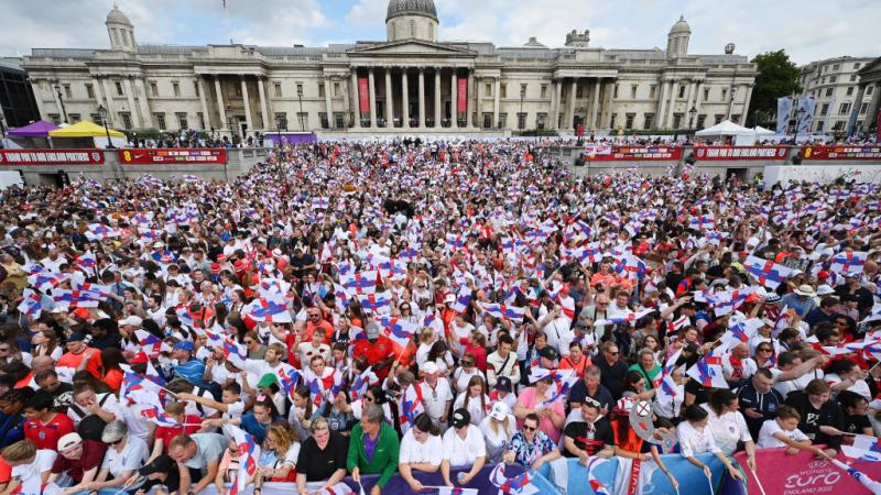 تجمع أعضاء منتخب الليونيس والمشجعون في ميدان ترافالغار وسط لندن للاحتفال بالفوز التاريخي - غيتي