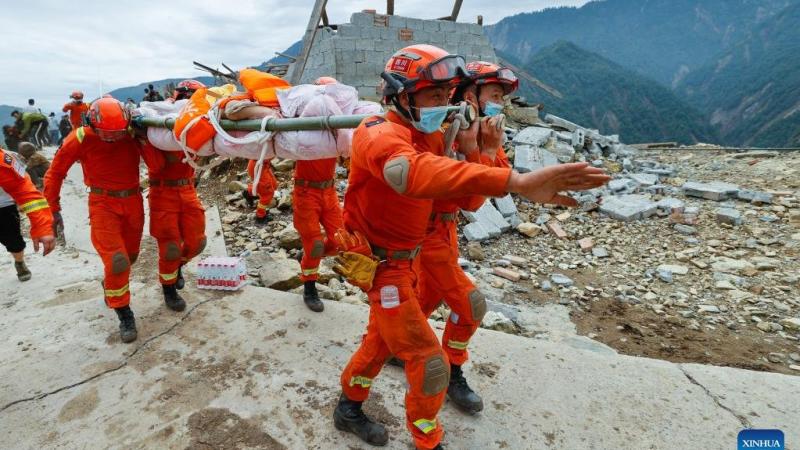يواجه رجال الإنقاذ صعوبات في عمليات البحث عن ناجين وانتشال الجثث بسبب الأمطار الغزيرة ومخاطر الانهيارات الأرضية- تويتر