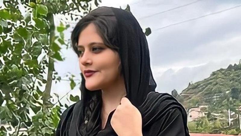 أُوقفت مهسا أميني الأربعاء الماضي خلال زيارة إلى طهران مع عائلتها - تويتر