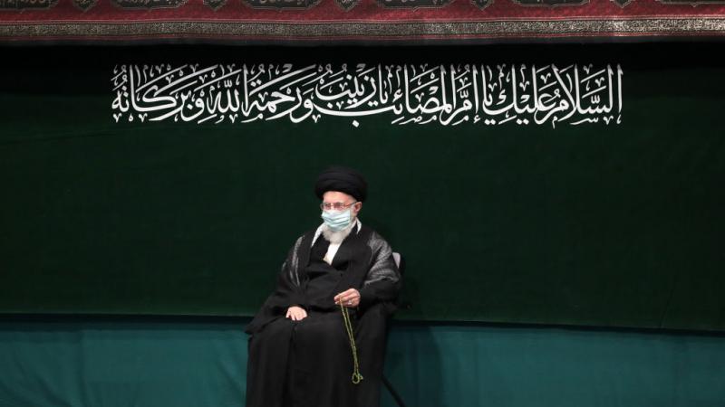 جلس خامنئي على كرسي على الجانب الأيمن من حسينية الإمام الخميني