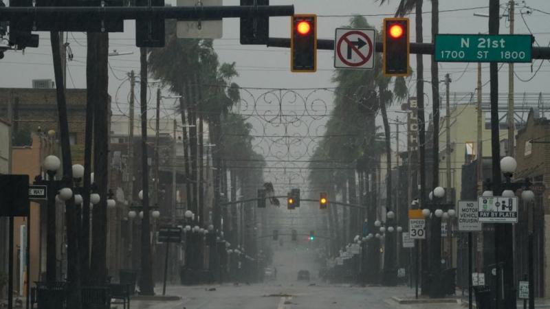 توقع المركز الوطني للأعاصير إن الإعصار إيان قد يسبب فيضانات بحرية وعواصف- غيتي