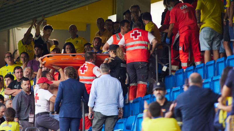 فرق الإسعاف لحظة وصولها المدرجات في مباراة برشلونة وقادش - غيتي
