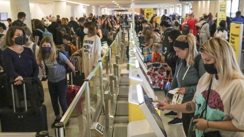 عادت معظم مواقع المطارات المستهدفة للعمل بشكل طبيعي بعد توقفها موقتًا عن الاتصال بالإنترنت- لوس أنجلوس تايمز