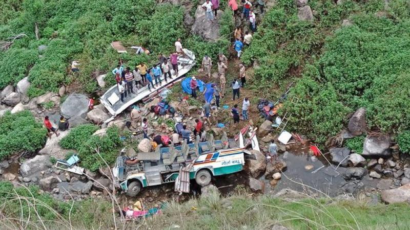 سقطت الحافلة من ارتفاع 500 متر إلى أسفل جرف على طريق جبلي وعر في مقاطعة أوتارانتشال (الصورة: تويتر)