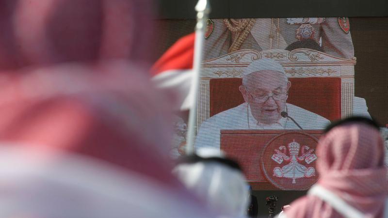 البابا فرنسيس يلقي كلمة خلال أول زيارة له إلى البحرين - رويترز