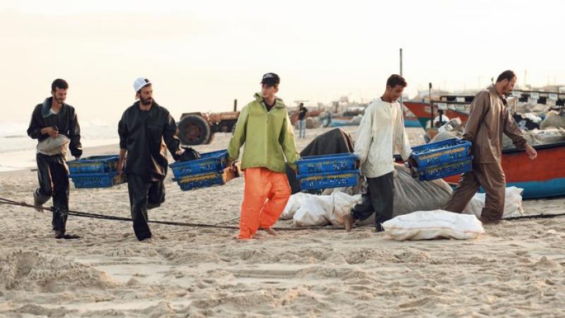 يعاني الصيادون في إيجاد معدات العمل جراء حصار الاحتلال الإسرائيلي المفروض على غزة منذ 15 عامًا- تويتر