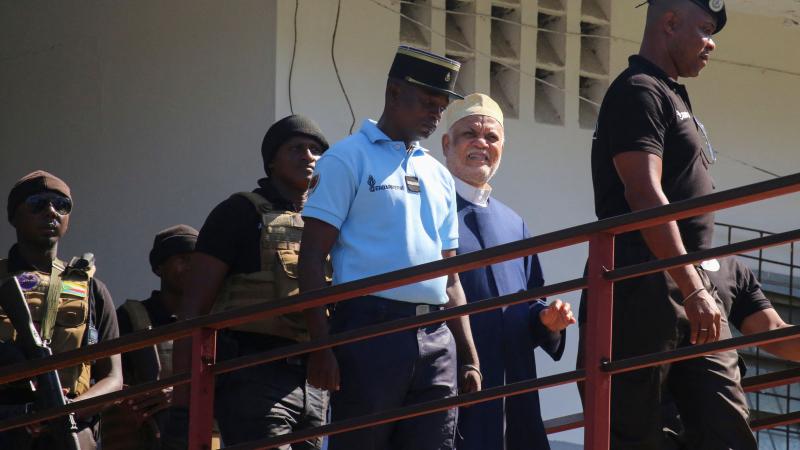 الرئيس السابق أحمد عبد الله سامبي يصل لقاعة المحكمة في موروني في 21 نوفمبر 2022 (غيتي)