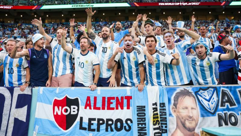 الجماهير الأرجنتينية تدعم ميسي ورفاقه في مباراة الأرجنتين والمكسيك على ملعب لوسيل (الصورة: غيتي)