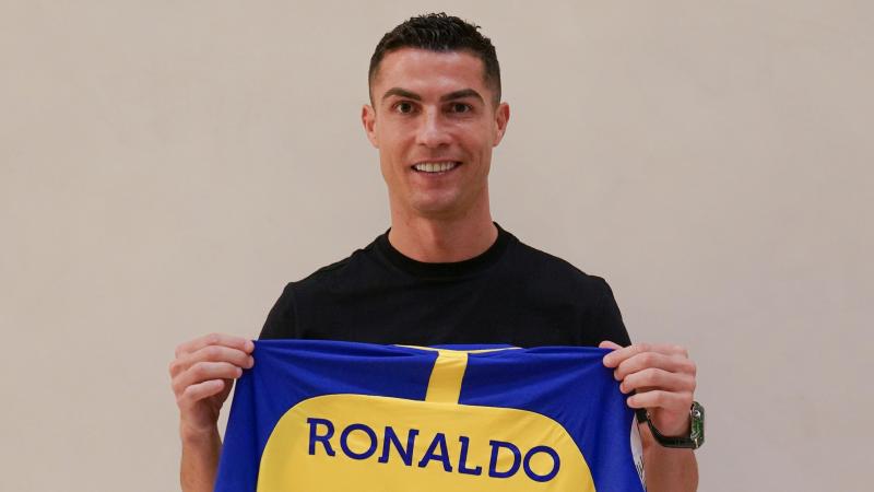 رونالدو حاملًا قميص النصر السعودي - صفحة النادي على تويتر