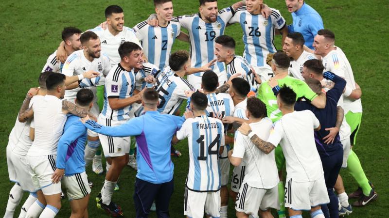 فرحة لاعبي الأرجنتين بالتأهل إلى المباراة النهائية