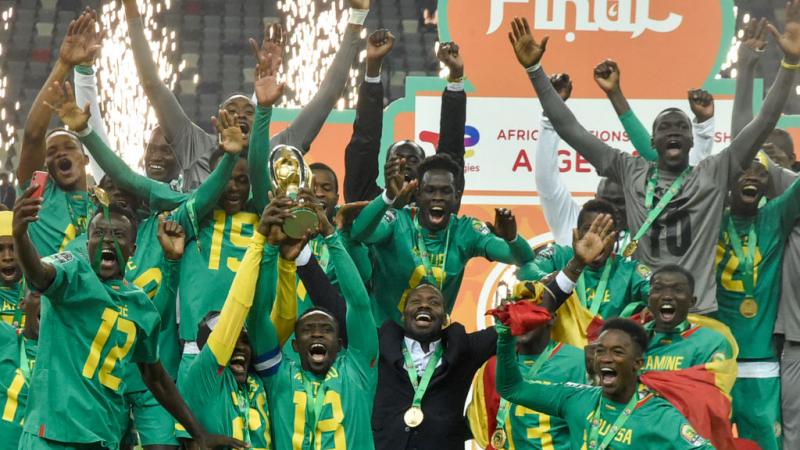 لاعبو السنغال يحتفلون بالكأس الذهبية للبطولة