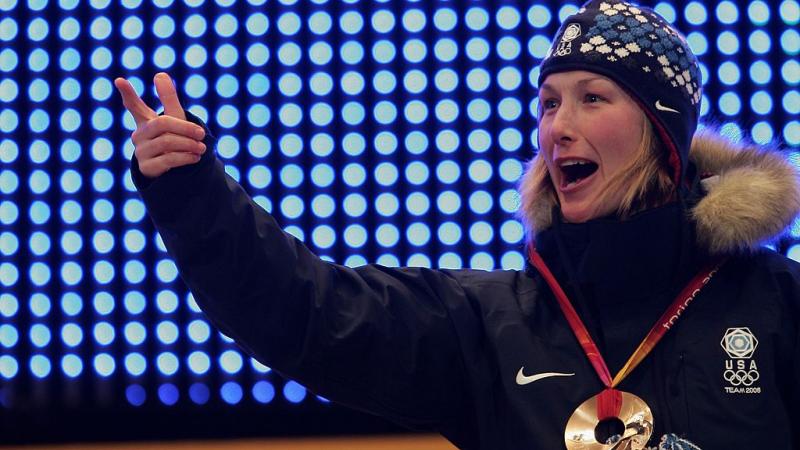 روزي فيتشر تحتفل بالميدالية البرونزية خلال أولمبياد الألعاب الشتوية 2016 