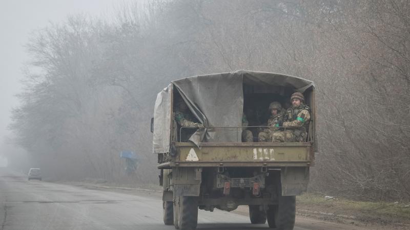 قالت وزارة الدفاع البريطانية إنها ستزود أوكرانيا بالقنابل لأنها "فعالة في هزيمة الدبابات الحديثة والعربات المدرعة" - رويترز