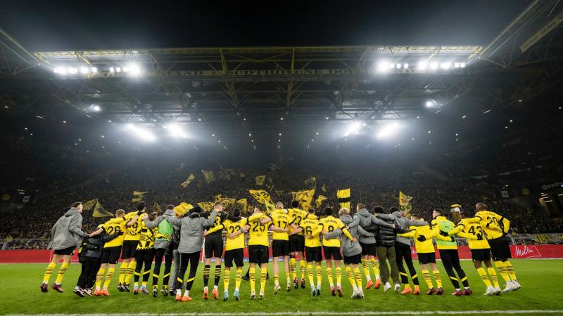 لاعبو دورتموند يحتفلون أمام جماهيرهم بتصدر الدوري الألماني
