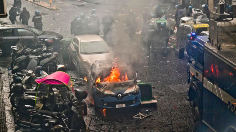 وقعت صدامات بين جماهير وقوات مكافحة الشغب في مدينة نابولي