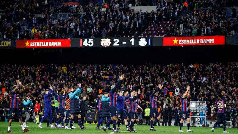 لاعبو برشلونة يحتفلون مع جماهيرهم بالفوز على ريال مدريد
