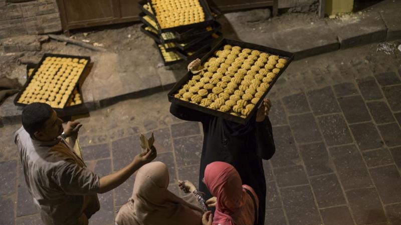 إقبال ضعيف في مصر على شراء الحلويات في عيد الفطر - تويتر
