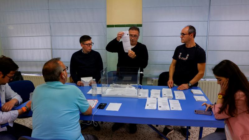 فرز الأصوات في الانتخابات المحلية بإسبانيا - رويترز