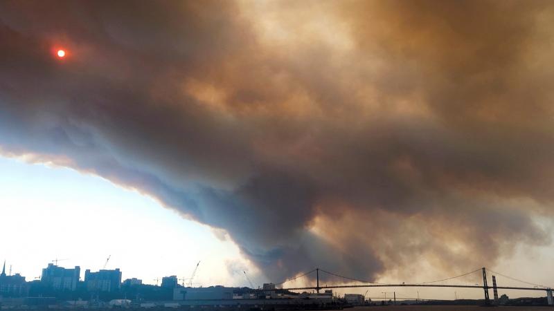 سحابة سوداء جراء الحرائق غطت مدينة هاليفاكس الكندية