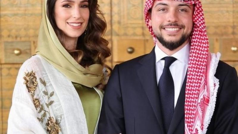 تبدأ الاحتفالات بزفاف الأمير الحسين وخطيبته رجوة آل سيف يوم غد الاربعاء على مدى يومين