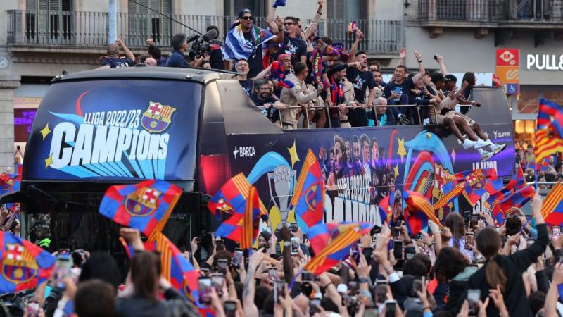 باص لاعبي برشلونة يخترق الآلاف من مناصري الفريق في شوارع المدينة