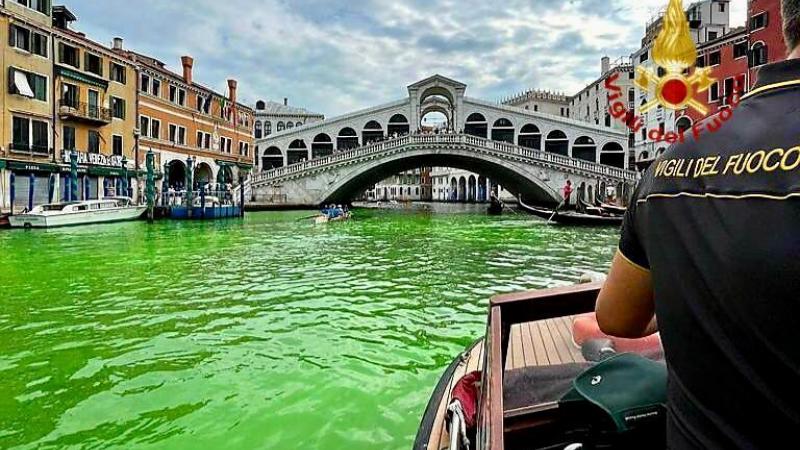 صورة وزعها جهاز الأطفاء في مدينة البندقية للمياه الخضراء التي ظهرت في القناة التاريخية