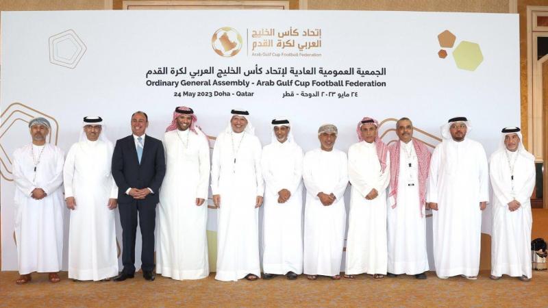 أعضاء اتحاد كأس الخليج عقب اجتماعهم اليوم في العاصمة القطرية الدوحة