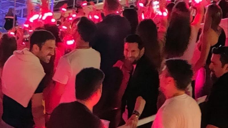 صورة ميسي من هواتف المعجبين في برشلونة لحظة ظهوره في حفل موسيقي  