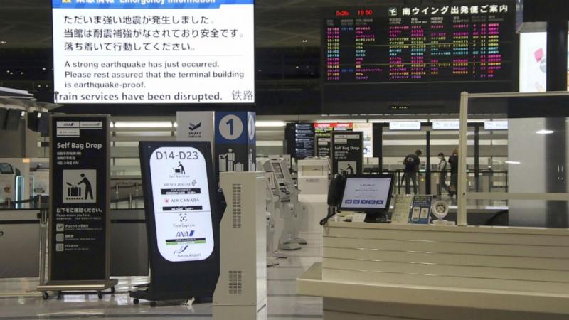  لوحة الرسائل الإلكترونية في مطار ناريتا الدولي شرق طوكيو  تظهر إشعارًا بوقوع الزلزال (الصورة: تويتر)