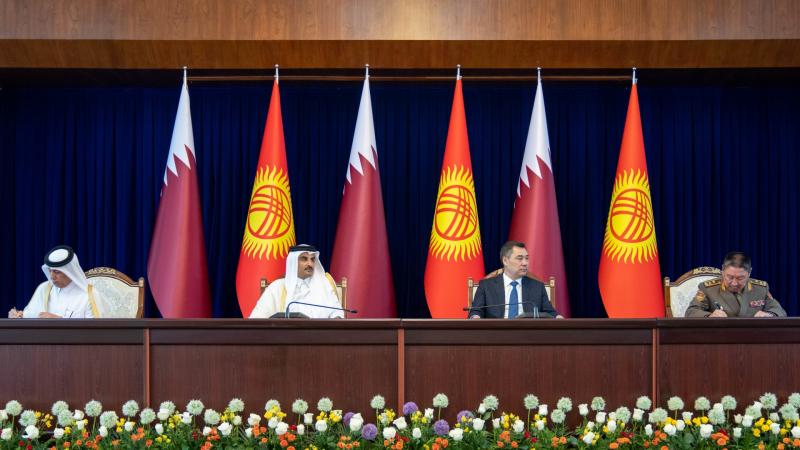 أمير قطر ورئيس قيرغيزيا خلال توقيع الاتفاقيات المشتركة بين البلدين