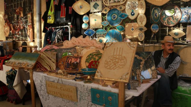 يتسابق أصحاب المشاريع اليدوية لحجز أماكنهم في سوق جارا (الصورة: تويتر)