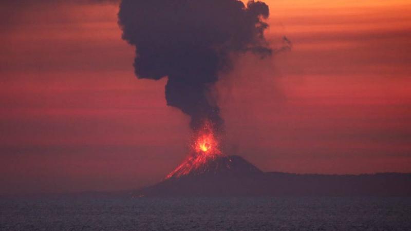نفث بركان أناك كراكاتوا الرماد في مضيق سوندا بين جزيرتي جاوة وسومطرة