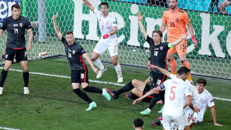 مودريتش معترضا خلال مباراة إسبانيا وكرواتيا في بطولة أوروبا 2020 