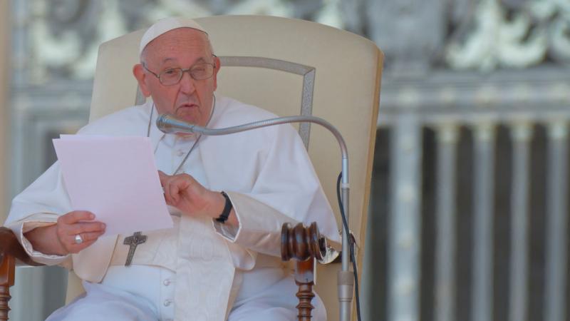 البابا فرانسيس يعاني من ألم مستمر في ركبته اليمنى، وعرق النسا 