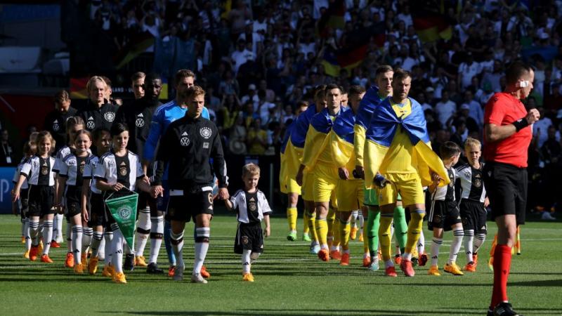 ارتدى لاعبو أوكرانيا أعلام بلادهم خلال دخولهم أرضية الملعب