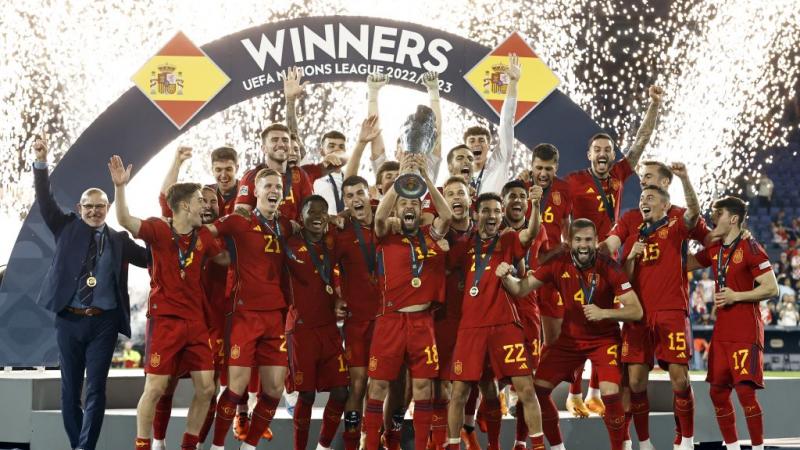 المنتخب الإسباني متوجًا بكأس بطولة دوري الأمم الأوروبية