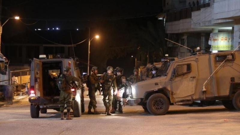 قوات الاحتلال الإسرائيلي تعتقل مزيدًا من الفلسطينيين على حواجز ومن مناطق الضفة