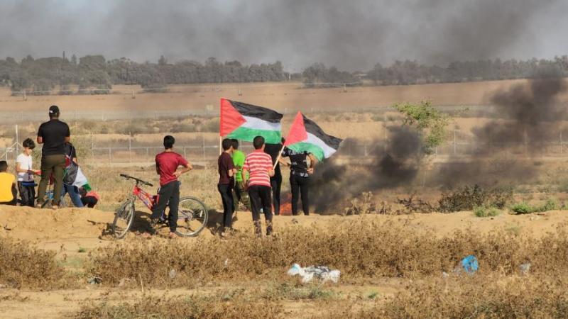 أشعل الشبان الفلسطينيون الإطارات المطاطية الفارغة قرب السياج - إكس